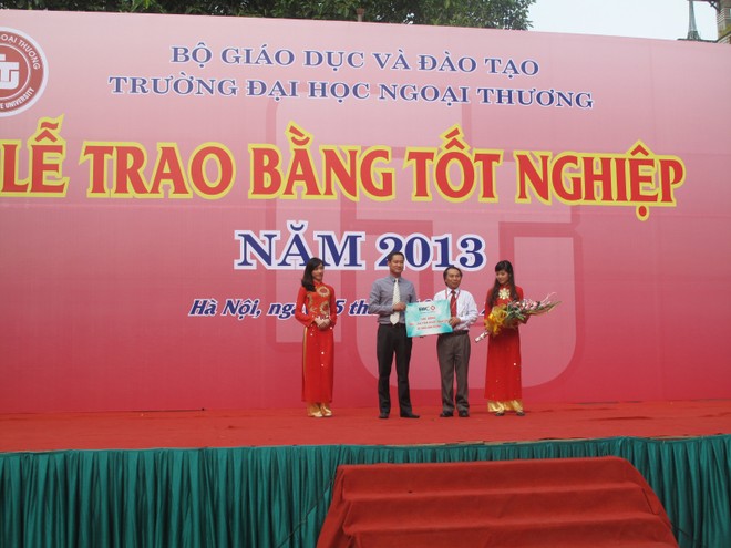 BIC tặng học bổng cho tân cử nhân xuất sắc 
